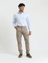 Pantalón cargo de algodón sarga con elastano, color verde militar. Presenta bolsillos laterales con fuelle, bolsillos traseros con tapa y botón, y costuras reforzadas en las rodillas.