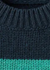 Jersey de punto de corte recto con diseño de rayas horizontales en verde y azul marino. Presenta cuello redondo y manga larga.