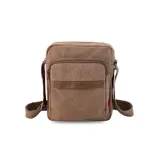 Morral bandolera de tela canvas color marrón con correa regulable. Tiene un bolsillo frontal con cierre, apertura superior con cierre, bolsillos internos y un bolsillo trasero con cierre.