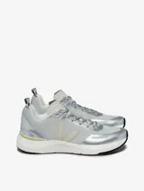 Zapatillas deportivas Veja Impala Engineered, color plateado, con logo lateral en beige y suela blanca con detalles en amarillo.