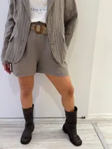 Short de lino color gris con cinturón de rafia.