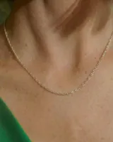 Cadena de eslabones tipo marina, elaborada en plata, con un diseño clásico y delicado.