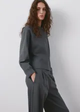 Pantalón de piqué color gris oscuro, de corte recto y holgado con pinzas en la parte delantera y cintura elástica.