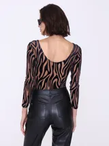 Body de tul con estampado animal print de cebra en tonos marrones y negros, con mangas largas y escote redondo.