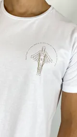 Remera de algodón color blanco marfil con cuello redondo y mangas cortas. Presenta doble estampa en el frente: el texto 'Mental Health Club' y un diseño gráfico lineal de una figura humana con alas.