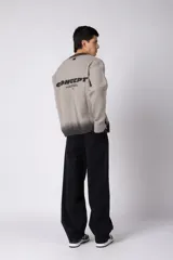 Pantalon de corte baggy con diseño amplio y relajado, confeccionado en gabardina color tostado.