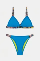 Conjunto de bikini azul con tirantes y detalles de banda estampada multicolor, y forro interior en tono verde lima.
