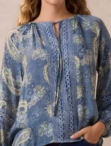 Blusa estampada con puntilla, marca Zac & Rachel. Cuello a la base, escote en V y lazo. Delantera con aplique de puntilla. Manga larga, aplique calado y puño elastizado.