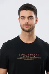 Remera azul de manga corta y cuello redondo, con texto bordado en el pecho.