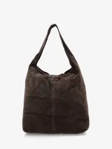 Cartera tipo hobo de diseño amplio y estructura flexible, confeccionada en gamuza color marrón con acabado desgastado. Cuenta con un asa única para llevar al hombro y un cierre frontal con detalle de hebilla metálica decorativa.