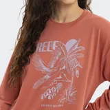 Buzo de cuello redondo color terracota, con estampa frontal de estilo playero que incluye palmeras, aves y el logo de la marca Reef.
