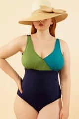 Malla entera con escote en V combinado en verde y turquesa, y cuerpo azul marino.