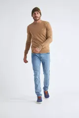 Sweater de algodón en butoné color verde, con cuello redondo, puños y dobladillo acanalados, y logo bordado en el pecho.