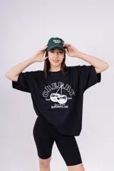 Remerón blanco de corte holgado con estampado de cerezas y texto en color rosa.