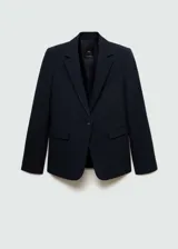 Blazer entallado de color azul marino con cuello de solapa, cierre frontal de un botón, bolsillos de ribete delanteros y bolsillo en el pecho. Cuenta con mangas largas y abertura posterior en el bajo.