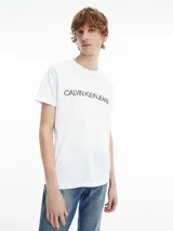 Pack de dos remeras blancas de algodón con cuello redondo y mangas cortas. Presentan el logo de Calvin Klein Jeans bordado en el pecho.