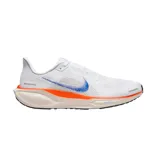 Championes de running Nike Pegasus 41, color blanco con detalles en naranja y azul.