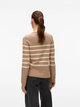Sweater tejido de manga larga con cuello redondo y diseño a rayas horizontales en color celeste y beige. Calce regular.