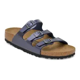Sandalias Birkenstock modelo Florida con tres correas ajustables con hebillas metálicas, color azul medianoche metalizado. Presentan plantilla anatómica de corcho y suela de goma negra.