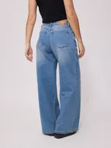 Jean de corte wide leg con tiro medio, confeccionado en denim de algodón en tono azul medio con efecto lavado.