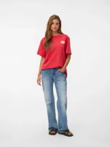 Remera de manga corta Vero Moda modelo Alina Caty, color rojo, con cuello redondo, calce regular y estampado circular en el pecho con la palabra "Atelier". Confeccionada en jersey de algodón orgánico.