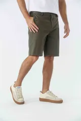 Bermuda tipo chino de gabardina texturizada, con diseño de cinco bolsillos, cierre de cremallera y botón frontal.