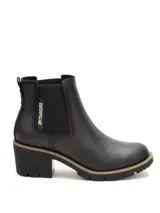 Botines Chelsea para mujer de la marca Caterpillar, modelo Rewrite Chelsea, en color negro. Confeccionados en cuero liso con paneles laterales elásticos, detalle de la marca en vertical, taco cuadrado y suela dentada de goma.