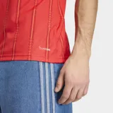 Camiseta de fútbol Adidas de la selección de España, primera equipación 2026. Diseño en color rojo con mangas y detalles en azul, con rayas verticales sutiles y el escudo de la selección en el pecho.