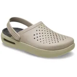 Zuecos Crocs modelo InMotion LiteRide Clog, de color gris en la parte superior perforada con tira trasera pivotante y suela gruesa de plataforma en color blanco con detalles negros.