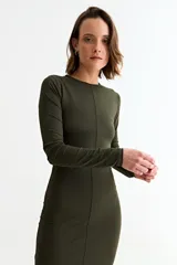 Vestido midi de corte ajustado y manga larga, color verde oliva, con cuello redondo y costura central vertical en el frente.