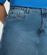 Pollera midi de jean azul, de corte recto y tiro alto, con diseño clásico de cinco bolsillos y terminación de bajo a hilo sin dobladillo.