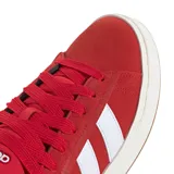 Championes Adidas modelo Grand Court Alpha, color rojo con las icónicas tres tiras laterales en blanco. Presentan una capellada de material sintético con refuerzos, interior textil, plantilla con amortiguación Cloudfoam y suela de goma resistente.