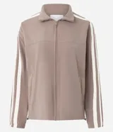 Campera deportiva oversized de microfibra color marrón, con cuello alto, cierre frontal y bolsillos laterales. Presenta bandas laterales contrastantes en las mangas y cordón ajustable en el dobladillo.