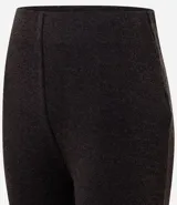 Pantalón de corte flare confeccionado en tejido piquet, con cintura alta y ajuste ceñido en caderas y muslos que se ensancha suavemente desde la rodilla.