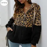 Campera tipo polar con cierre frontal, diseño combinado con estampado animal print en la parte superior y tejido de peluche blanco en la parte inferior. Cuenta con capucha con cordones ajustables y dos bolsillos frontales.