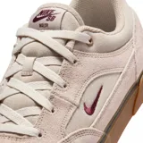 Championes de skate Nike SB Malor, color beige con detalles en bordó y suela de goma color caramelo. Confeccionados en gamuza y lona, presentan el logo Swoosh bordado en el lateral.