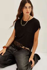 Remera negra de lino, de corte holgado, cuello redondo y mangas cortas.