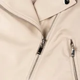 Campera estilo biker de cuero sintético color taupe, con cierre frontal cruzado, solapas con broches, bolsillos con cierre y detalle de costuras acolchadas en los hombros.