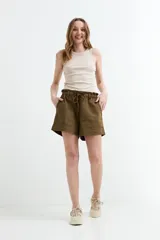 Short de denim azul con cintura elastizada fruncida, cordón de ajuste y bolsillos delanteros parcheados.