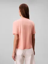 Remera de algodón color rosado, con cuello redondo, mangas cortas, corte regular y pequeño logo bordado al tono en el pecho.