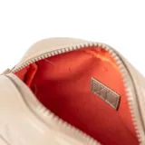 Portacosméticos color beige con diseño acolchado en forma de rombos y logo XL plateado en el centro. Tiene correa de mano y cierre superior.