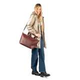 Campera de corte regular en color dorado metalizado, con cierre frontal, capucha y forro interior de piel sintética. Presenta bolsillos laterales abiertos y puños elásticos.