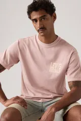 Remera de algodón color rosa con cuello redondo y estampado frontal pequeño con el logo de la marca.
