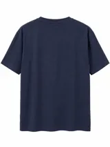 Remera de manga corta color gris con cuello redondo y estampado tipográfico negro en el pecho de la marca Grego.