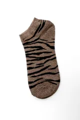 Pack de tres pares de medias cortas tipo ankle con estampado animal print tipo tigre en tonos beige, marrón y crudo con líneas negras.