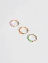 Set de tres anillos finos dorados, con banda esmaltada en colores rosa, naranja y verde.