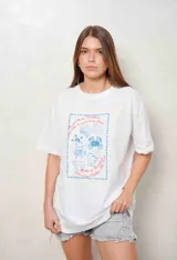 Remerón de algodón blanco con diseño estampado en el frente de temática marina con texto en rojo y azul.