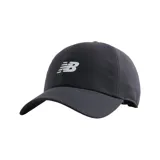 Gorro deportivo New Balance negro con logo bordado en blanco en el frente y perforaciones laterales para ventilación.