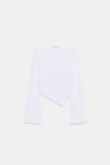 Camiseta de cuello barco y manga larga con terminación evasé. Presenta un diseño de bajo asimétrico y cierre lateral con cremallera oculta.