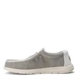 Zapatos tipo slip-on de tela color beige, con diseño de costuras expuestas, cordones elásticos decorativos y suela de goma blanca.